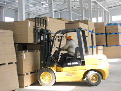 零甲醛秸稈板材項(xiàng)目組山東棲霞投產(chǎn)