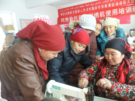 傳授刺繡技術(shù)（圖）