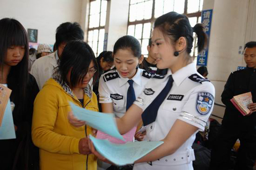 昆鐵警方發(fā)起愛路護路宣傳活動