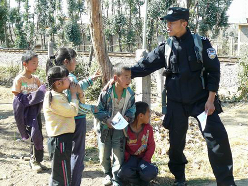 昆鐵警方發(fā)起愛路護路宣傳活動