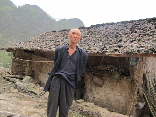 貴州:大山深處的“背篼干部”