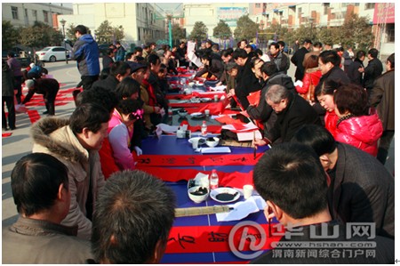 陜西書法家新春走基層 為渭南市民義務(wù)寫春聯(lián)