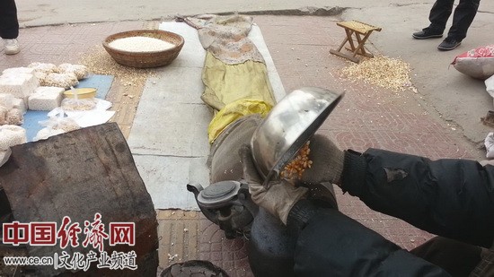 新春走基層：傳說中的大炮手搖爆米花(組圖)