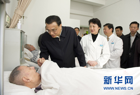 李克強(qiáng)在上?？疾?強(qiáng)調(diào)推動(dòng)轉(zhuǎn)型發(fā)展 依靠創(chuàng)新驅(qū)動(dòng)