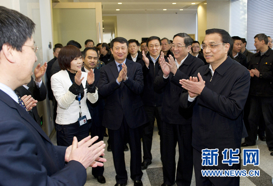 李克強(qiáng)在上?？疾?強(qiáng)調(diào)推動(dòng)轉(zhuǎn)型發(fā)展 依靠創(chuàng)新驅(qū)動(dòng)