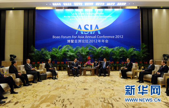 李克強(qiáng)與博鰲亞洲論壇理事會(huì)和咨詢委員會(huì)成員集體會(huì)見(jiàn)并座談