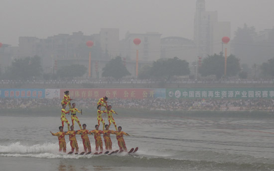 中美澳藝術(shù)滑水賽拉開序幕 美澳精彩創(chuàng)意引爆全場(chǎng)