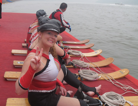 中美澳藝術(shù)滑水賽拉開序幕 美澳精彩創(chuàng)意引爆全場(chǎng)
