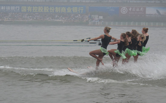 中美澳藝術(shù)滑水賽拉開序幕 美澳精彩創(chuàng)意引爆全場(chǎng)