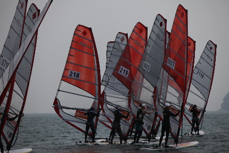 積極備戰(zhàn)的帆板隊(duì)員們！