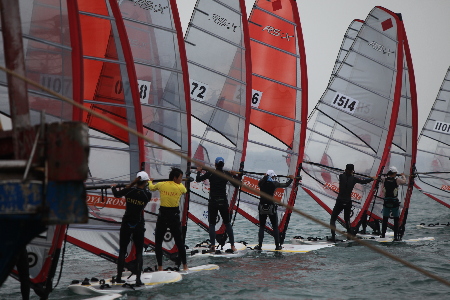 積極備戰(zhàn)的帆板隊(duì)員們！