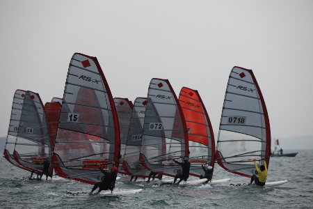 積極備戰(zhàn)的帆板隊(duì)員們！