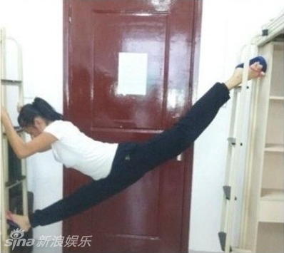 都是強(qiáng)人！各種彪悍一字馬絕招PK