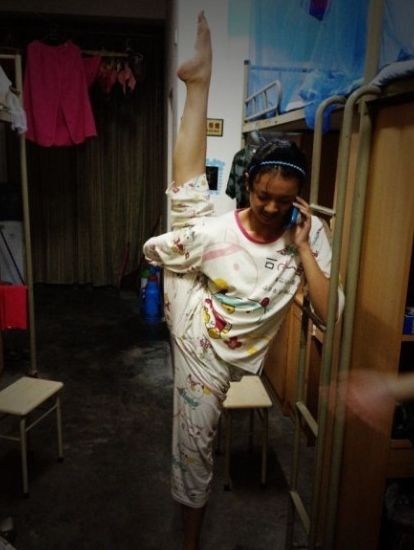 都是強(qiáng)人！各種彪悍一字馬絕招PK