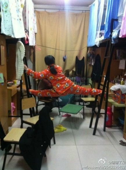 都是強(qiáng)人！各種彪悍一字馬絕招PK