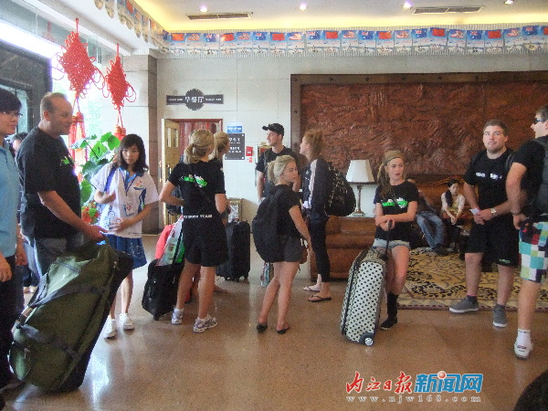 中國和澳大利亞藝術(shù)滑水隊2日抵達(dá)內(nèi)江