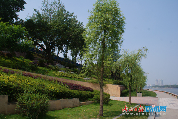 甜城湖：兩岸風(fēng)光美如畫