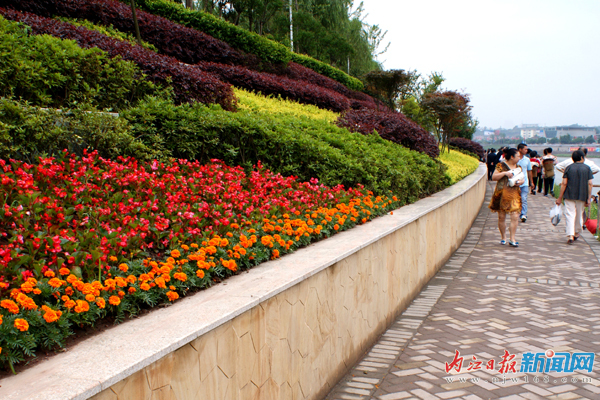 甜城湖：兩岸風(fēng)光美如畫