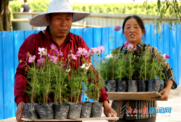 甜城湖：兩岸風(fēng)光美如畫