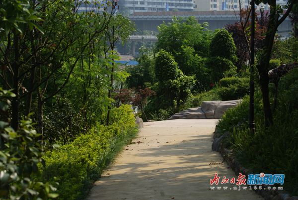 甜城湖：兩岸風(fēng)光美如畫