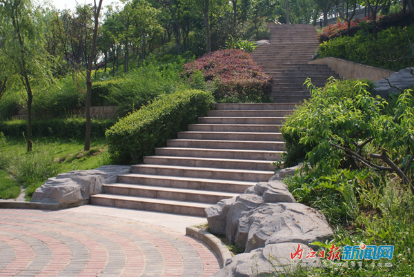 甜城湖：兩岸風(fēng)光美如畫