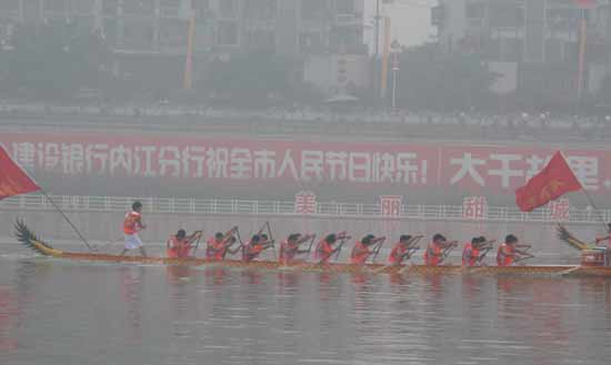 端午劃龍舟等水上民俗活動助興內(nèi)江中美澳藝術滑水決賽