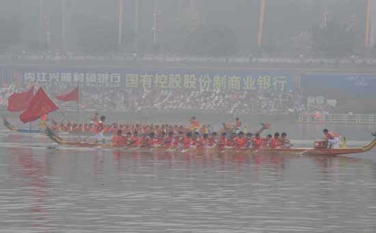 端午劃龍舟等水上民俗活動助興內(nèi)江中美澳藝術滑水決賽