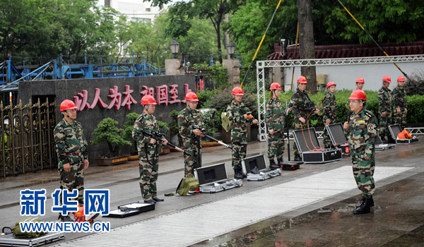 陳光標(biāo)率隊(duì)奔赴甘肅定西地震災(zāi)區(qū)