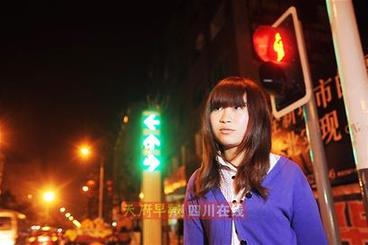 “手電筒女孩”退學(xué)打工