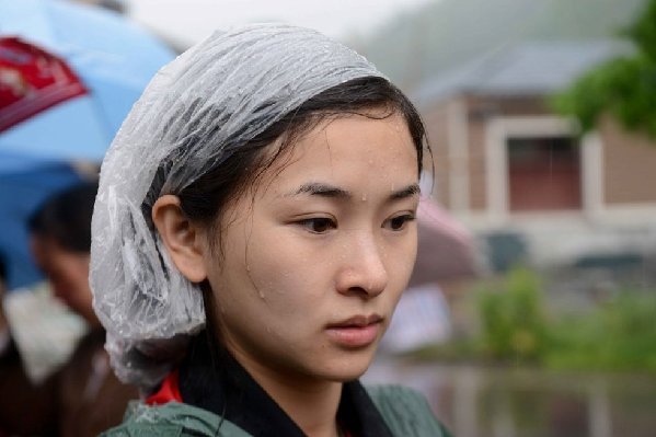 汶川地震斷腿美女教師蘆山救災記