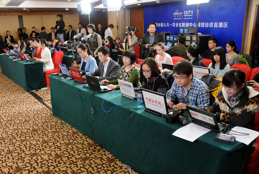網(wǎng)絡(luò)媒體在訪談現(xiàn)場(chǎng)