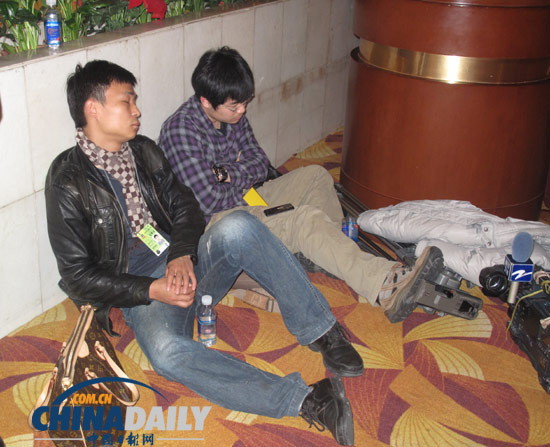 兩會(huì)花絮：記者跑兩會(huì)[組圖]