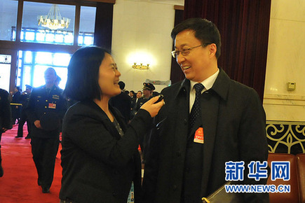 大會(huì)堂里“堵”省長(zhǎng)