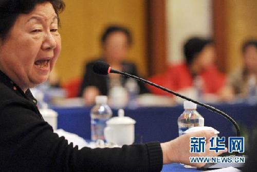 （兩會(huì)抓拍）熱議