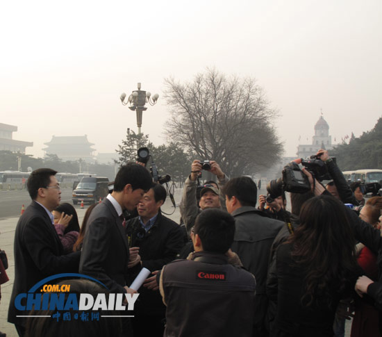 政協(xié)閉幕會劉翔再遭“圍堵”(圖)