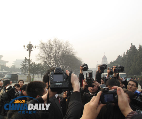 政協(xié)閉幕會劉翔再遭“圍堵”(圖)