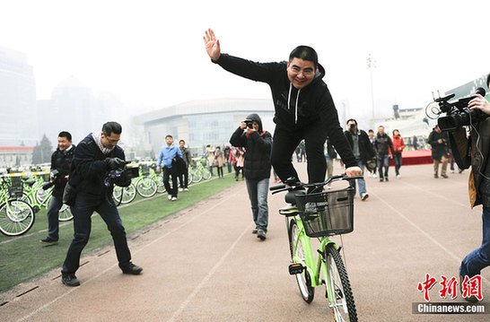 濮存昕陳光標倡導(dǎo)自行車出行