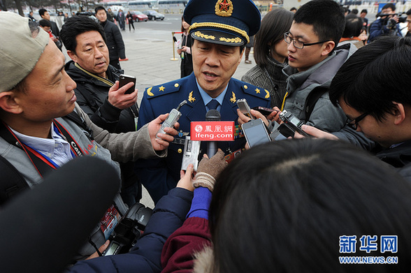 政協(xié)委員遭遇記者圍堵采訪