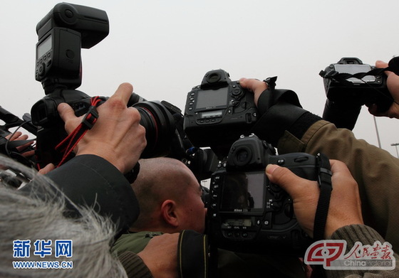 全國兩會記者現(xiàn)場感言 擠是一種勇氣