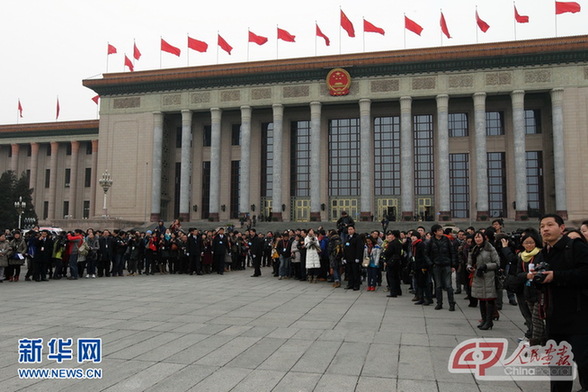 全國兩會記者現(xiàn)場感言 擠是一種勇氣