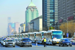兩會(huì)車隊(duì)路口等紅燈 市民贊“這樣挺好”(圖)