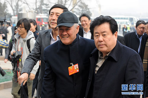 趙本山和徐沛東從大會堂東門廣場步入會場