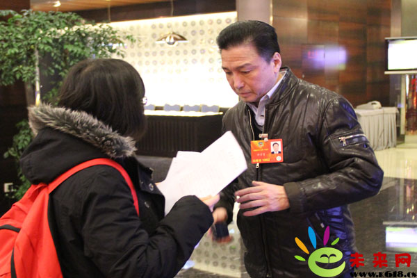 北京學生到代表委員駐地呼吁改善環(huán)境質量