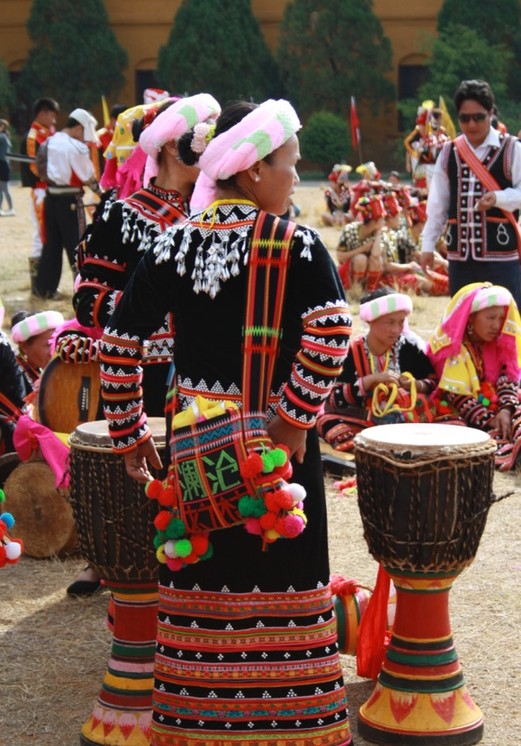 云南各族兒女多華彩 絢麗服飾最搶眼（組圖）