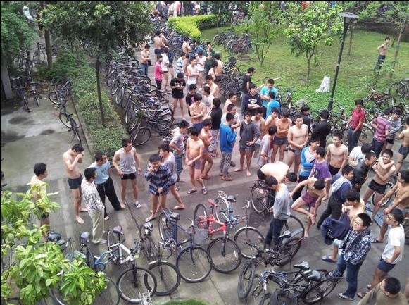 四川雅安地震現(xiàn)場 一片狼籍