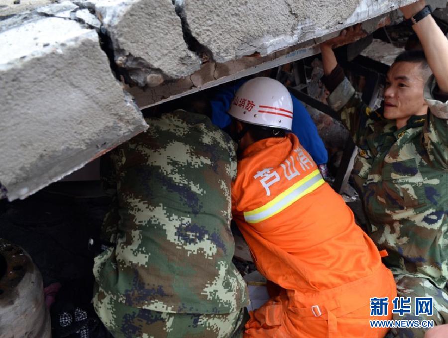 四川消防救援隊廢墟里營救出被埋群眾