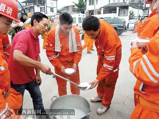 廣西救援隊(duì)展開救援工作 全力搶修生命通道(組圖)