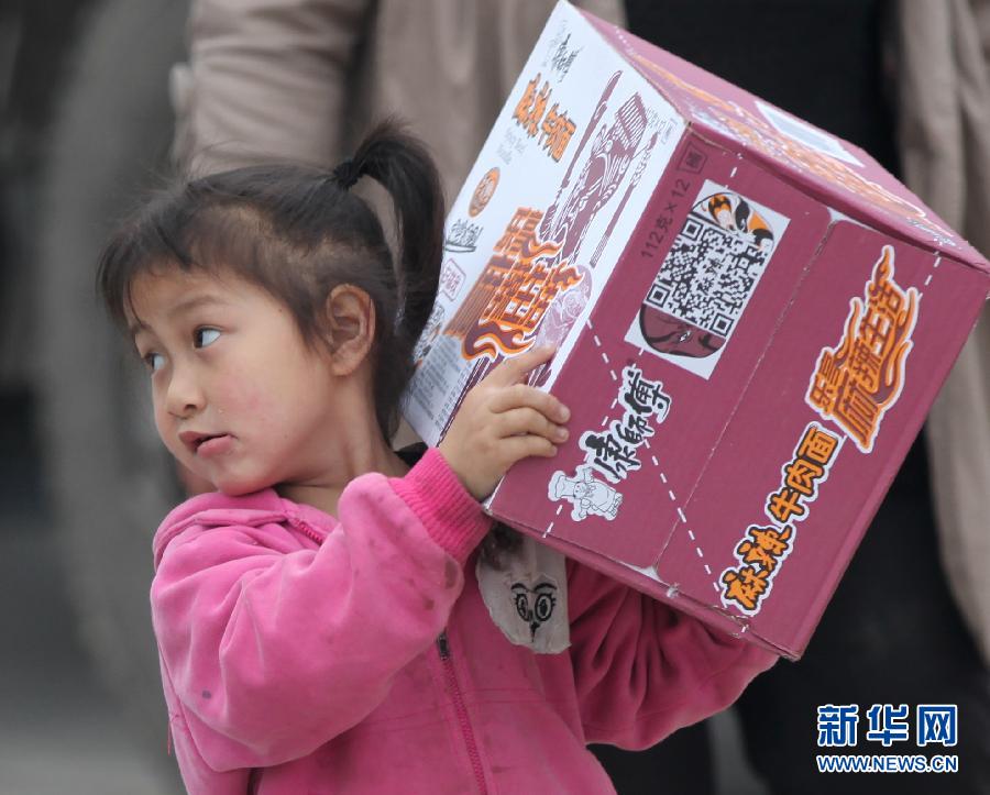 震區(qū)孩子無邪笑容致敬救援團隊