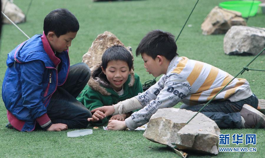 震區(qū)孩子無邪笑容致敬救援團隊