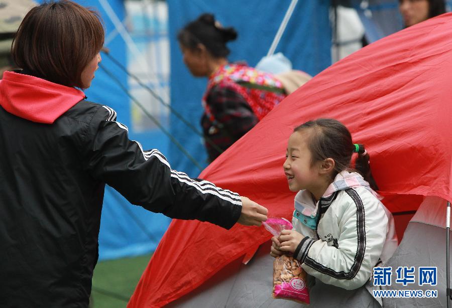 震區(qū)孩子無邪笑容致敬救援團隊